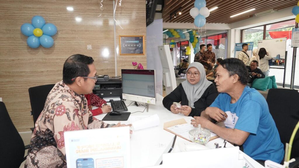 Hari Pelanggan Nasional, PLN Sapa Pelanggan dan Beri Kejutan di Cempaka Putih